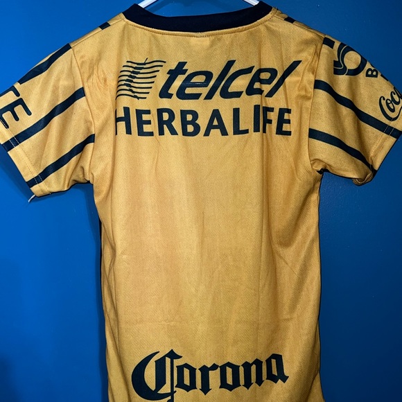 Kid’s Pumas UNAM soccer jersey - Picture 2 of 3